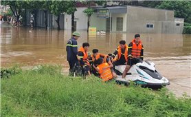 Cảnh sát dùng mô tô nước giải cứu người đàn ông bị lũ cuốn trôi