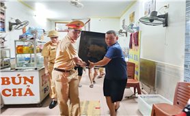 Người dân phường Yên Bái chạy lũ trong đêm