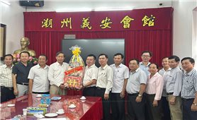 Giám đốc Sở Dân tộc và Tôn giáo TP. Hồ Chí Minh thăm hội quán của đồng bào Hoa tại phường Chợ Lớn