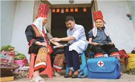 Người dân vùng cao hưởng lợi từ chính sách BHYT mới