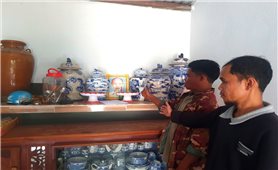 Bàn thờ Bác Hồ được đặt trang trọng trong căn nhà mới của đồng bào Cơ Tu