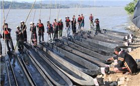 Chuyện về những chiếc thuyền độc mộc trăm tuổi của người Mnông