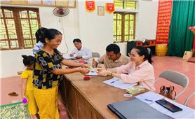 Vượt núi, xuyên đêm trao quà Tết Độc lập cho người dân