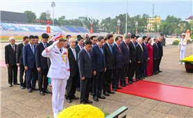 Các đồng chí lãnh đạo Đảng, Nhà nước vào Lăng viếng Chủ tịch Hồ Chí Minh