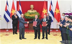 Tổng Bí thư Tô Lâm và Bí thư Thứ nhất Đảng Cộng sản Cuba, Chủ tịch nước Cộng hòa Cuba Miguel Diaz-Canel Bermudez chứng kiến Lễ trao các văn kiện hợp tác