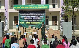 Chương trình “Hành trình mùa Thu” tặng quà cho các học sinh Đan Lai