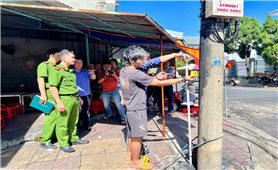 Quảng Ngãi: Công an phường Kon Tum dựng lại hiện trường điều tra vụ việc đốt trụ điện