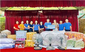 Những món quà ý nghĩa đến với cô trò mầm non Sá Tổng, tỉnh Điện Biên