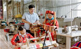 Sắc màu thổ cẩm Pà Thẻn trên đất Tân Trịnh