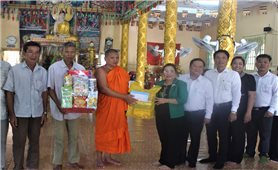 Lãnh đạo thành phố Cần Thơ thăm, tặng quà nhân dịp lễ Sene Dolta của đồng bào Khmer