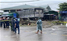 Quảng Trị: Xe tải mất lái lao vào chợ chuối, 6 người thương vong