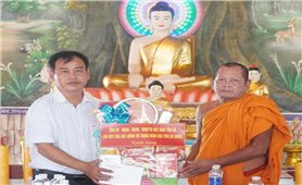 Lãnh đạo Sở Dân tộc và Tôn giáo tỉnh An Giang thăm, tặng quà nhân dịp Lễ Sene Dolta