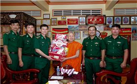 BĐBP TP. Cần Thơ thăm, tặng quà các chùa Khmer dịp Lễ Sene Dolta năm 2025