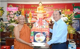 Lãnh đạo tỉnh Cà Mau thăm, tặng quà sư sãi và đồng bào Khmer nhân Lễ Sene Dolta