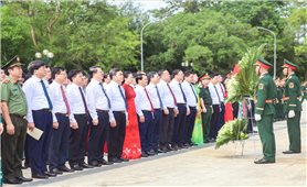 Đoàn đại biểu dự Đại hội Đảng bộ tỉnh Tuyên Quang lần thứ I dâng hương tại Khu di tích quốc gia đặc biệt Tân Trào