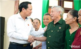 Bộ trưởng Đào Ngọc Dung trao quà cho Người có uy tín, hộ nghèo ở Thanh Hóa