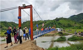 Quảng Ngãi: Đồng bào Gié Triêng phấn khởi khi có cầu treo mới