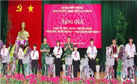 Nhiều phần quà trao tặng cho các hộ dân và học sinh khó khăn khu vực biên giới tỉnh Lâm Đồng