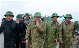 Phó Thủ tướng Trần Hồng Hà kiểm tra khắc phục sự cố sạt lở đê biển Ninh Bình