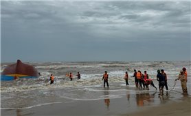 Khẩn trương tìm kiếm 9 ngư dân mất tích trên 2 tàu cá bị nạn tại tỉnh Quảng Trị