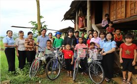 Trao tặng xe đạp tiếp sức học sinh xã Bắc Quang đến trường