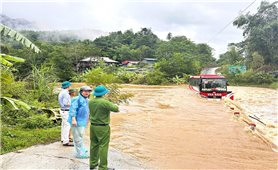 Tuyên Quang: Kịp thời giải cứu 15 người khỏi xe khách mắc kẹt giữa dòng lũ