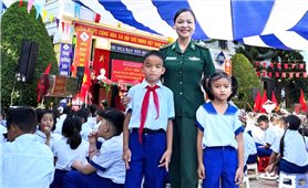 Những “ông bố, bà mẹ” mang quân hàm xanh cùng con trong ngày khai giảng