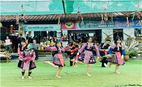 Rộn ràng sắc màu chợ phiên vùng cao giữa lòng Thủ đô