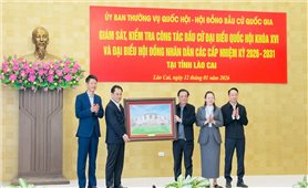 Phó Chủ tịch Quốc hội Lê Minh Hoan kiểm tra công tác chuẩn bị bầu cử tại Lào Cai