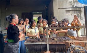 Nuôi dưỡng cảm xúc những cây bút trẻ qua miền di sản