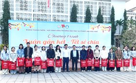 Hơn 100 sinh viên Trường Đại học Sư phạm - Đại học Huế được hỗ trợ vé xe về quê đón Tết