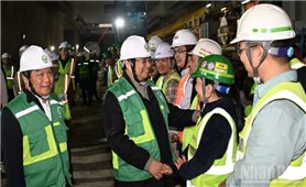 Thủ tướng Phạm Minh Chính kiểm tra Dự án tuyến đường sắt đô thị thí điểm đoạn Nhổn - Ga Hà Nội
