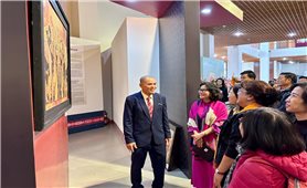 Sắc màu sơn mài hút khách du Xuân