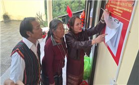 Về thăm bản của đồng bào Bru Vân Kiều trước ngày bầu cử sớm