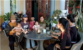 Bằng mọi cách, thông tin bầu cử lan tỏa trong cử tri từng buôn làng, xứ đạo