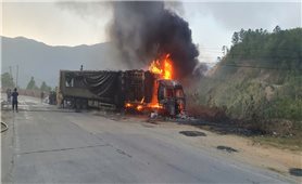 Quảng Ngãi: Xe tải bốc cháy ngùn ngụt trên đèo Lò Xo