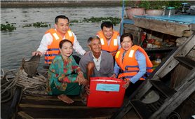 Tiểu thương chợ nổi Cái Răng được tặng quà Tết