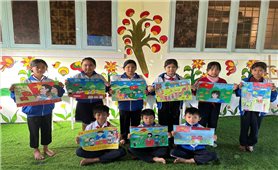 Hàng trăm học sinh dân tộc Xơ Đăng vẽ tranh cổ động bầu cử