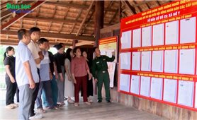 Đưa thông tin bầu cử đến từng bản làng