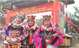 Cử tri Lũng Cú vượt núi đá đi bỏ phiếu