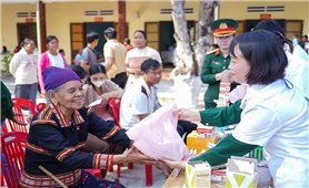 Khám bệnh, tặng quà cho đồng bào DTTS xã biên giới Ia Mơ