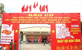 Sắc đỏ rực rỡ nơi bản làng hướng về Ngày hội non sông