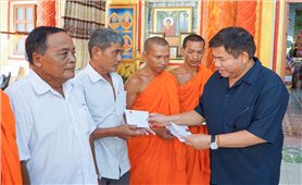 Thứ trưởng Y Thông trao quà Tết, gửi lời chúc tới đồng bào Khmer ở An Giang