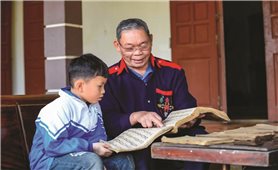 Bền bỉ gìn giữ chữ Nôm Dao