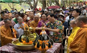 Vui Tết Bunpimay cùng người Lào nơi biên giới