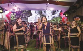 Nghệ sĩ trẻ Ka Ly bên dòng Đăk Bla