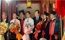 Các nghiên cứu sinh Trường Đại học kinh doanh và Công nghệ Hà Nội nhận bằng tiến sỹ tại Văn Miếu - Quốc tử Giám