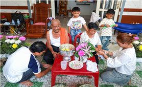 Tắm cho cha mẹ - Đạo hiếu trong Tết Chôl Chnăm Thmây của đồng bào Khmer