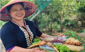 Phụ nữ Bru Vân Kiều làm du lịch bên suối A Lao