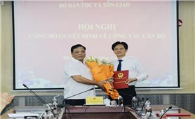 Bộ Dân tộc và Tôn giáo trao quyết định nghỉ hưu cho Giám đốc Nhà khách Dân tộc